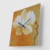 Mooie witte tropische orchidee over gouden geel vierkante klok (Hoek)
