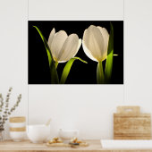 Mooie witte tulpen op zwarte achtergrond poster (Keuken)