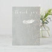 Mooie witte veren blauwe flat dank u kaart (Staand voorkant)