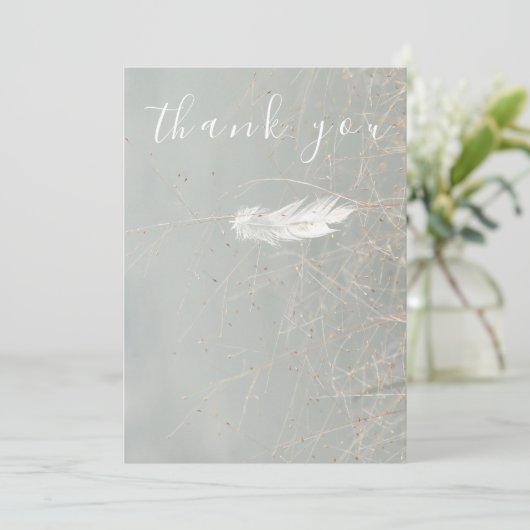 Mooie witte veren blauwe flat dank u kaart (Staand voorkant)