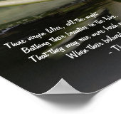 Mooie, witte waterLily die op een meer drijft Poster (Hoek)