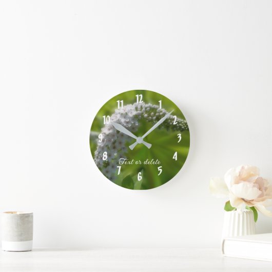 Mooie witte wilde bloem in bloei gepersonaliseerd ronde klok (Huis)