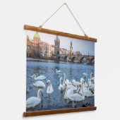 Mooie witte zwanen op de rivier de Vitava in Praag Hangend Wandkleed (Gebogen)