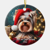 Mooie Yorkshire Terrier met Kerstmannenmuts Keramisch Ornament (Voorkant)