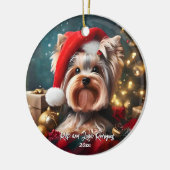 Mooie Yorkshire Terrier met Kerstmannenmuts Keramisch Ornament (Links)