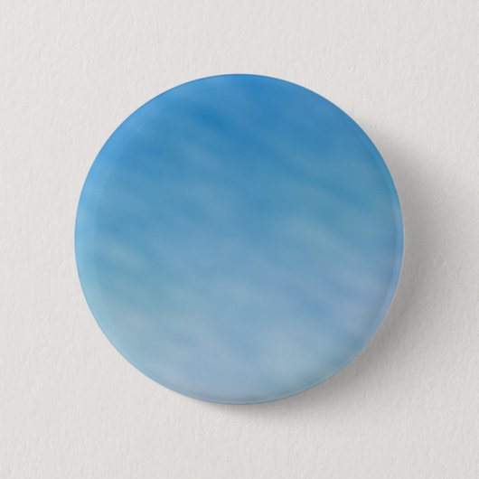 Mooie zachte blauwe hemel met droomwolken ronde button 5,7 cm (Voorkant)