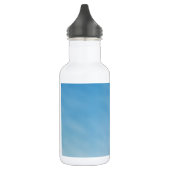 Mooie zachte blauwe hemel met droomwolken waterfles  (Links)