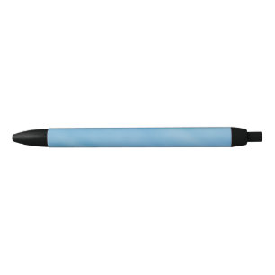 Mooie zachte blauwe lucht met dromerige wolken zwarte inkt pen