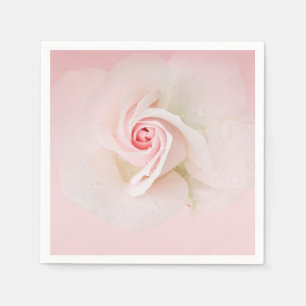 Mooie zachte roze natte roos elegante bruidsdouche servet