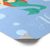 Mooie zeemeermin met rood haar zwemt in de oceaan poster (Hoek)