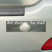 Mooie zeeschelp in het zand: een zout souvenir bumpersticker (Op auto)