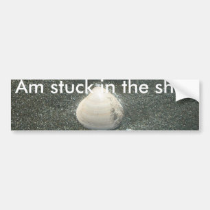 Mooie zeeschelp in het zand: een zout souvenir bumpersticker