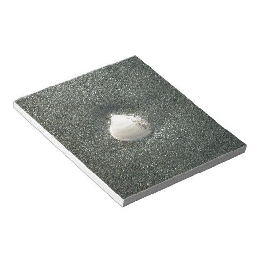 Mooie zeeschelp in het zand: een zout souvenir notitieblok (Schuin)