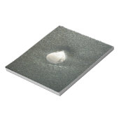 Mooie zeeschelp in het zand: een zout souvenir notitieblok (Linkerzijde)