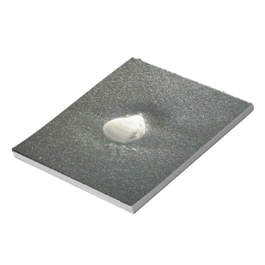 Mooie zeeschelp in het zand: een zout souvenir notitieblok (Linkerzijde)