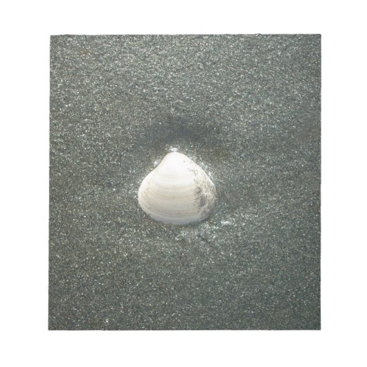 Mooie zeeschelp in het zand: een zout souvenir notitieblok (Voorkant)