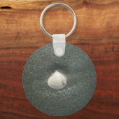 Mooie zeeschelp in het zand: een zout souvenir sleutelhanger (Voorkant)