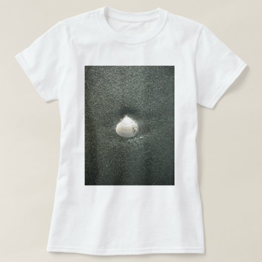Mooie zeeschelp in het zand: een zout souvenir t-shirt (Design voorkant)