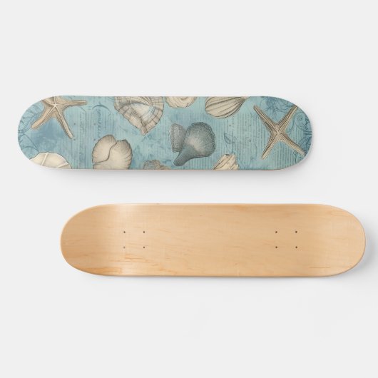 Mooie  zeeschelpen in blauw persoonlijk skateboard (Horizontaal)