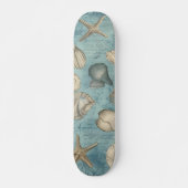 Mooie  zeeschelpen in blauw persoonlijk skateboard (Voorkant)
