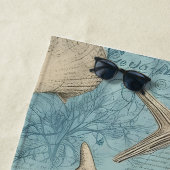 Mooie zeeschelpen in blauw strandlaken (In situ)