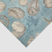 Mooie  zeeschelpen in blauw tissuepapier (Detail)