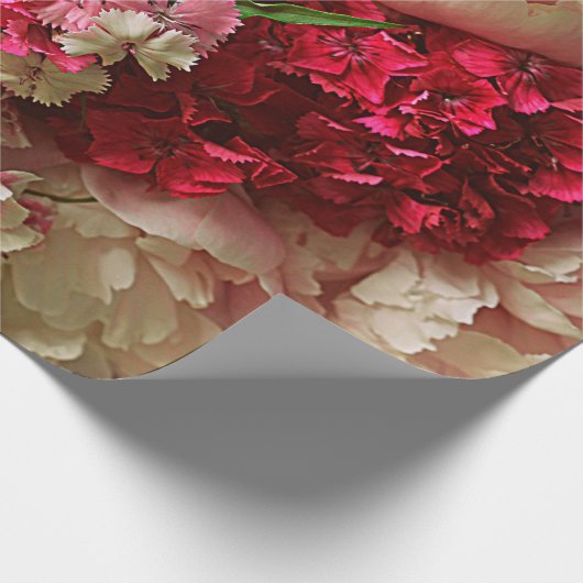 Mooie zomerbloemen. Bouquet van roze pony en Cadeaupapier (Hoek)