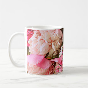 Mooie zomerbloemen. Bouquet van roze pony en Koffiemok