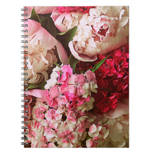Mooie zomerbloemen. Bouquet van roze pony en Notitieboek