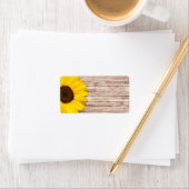 Mooie zonnebloem op rustieke schuur hout blanco etiket (Insitu)