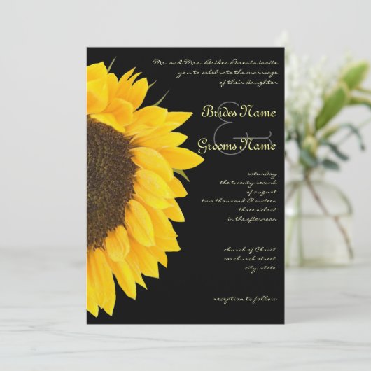 Mooie zonnebloem op uitnodiging voor een zwarte br (Staand voorkant)