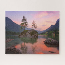 Mooie zonsondergang aan het meer met bomen, rotsen legpuzzel