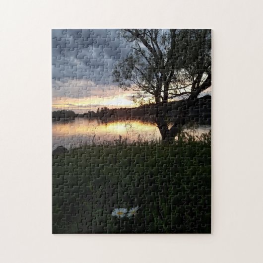 Mooie zonsondergang aan het meer met madeliefjes legpuzzel (Verticaal)
