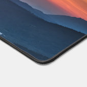 Mooie zonsondergang achter groene velden bureaumat (Hoek)