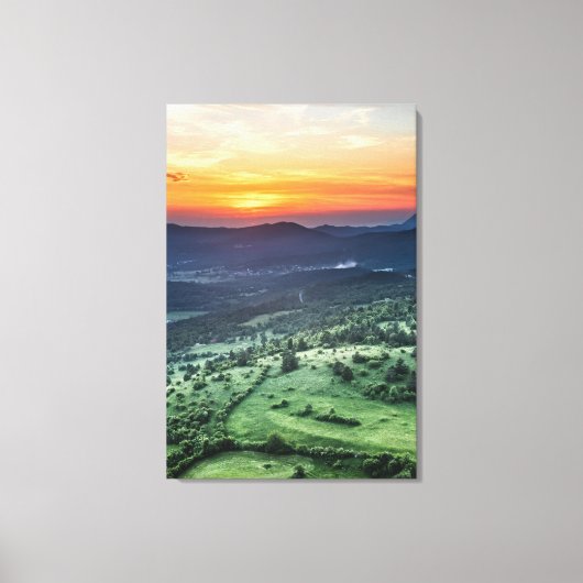 Mooie zonsondergang achter groene velden canvas afdruk (Voorkant)