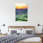 Mooie zonsondergang achter groene velden canvas afdruk (Insitu (Slaapkamer))