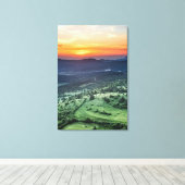 Mooie zonsondergang achter groene velden canvas afdruk (Insitu (Houten vloer))