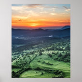 Mooie zonsondergang achter groene velden poster (Voorkant)