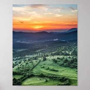 Mooie zonsondergang achter groene velden poster