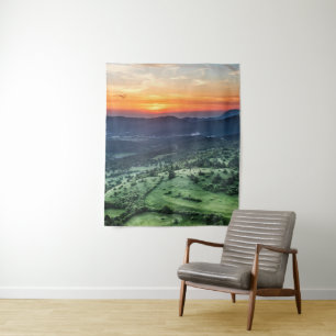 Mooie zonsondergang achter groene velden wandkleed