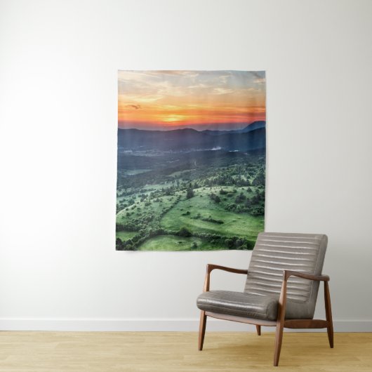 Mooie zonsondergang achter groene velden wandkleed (In situ)