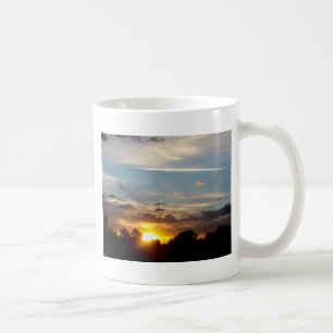 mooie zonsondergang blauw geel landschap ontspanne koffiemok