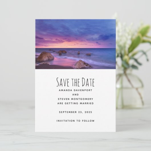 Mooie zonsondergang Kustfoto bruiloft Save The Date (Staand voorkant)