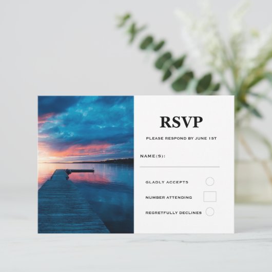 Mooie zonsondergang op een kalme Lake bruiloft RSVP Kaartje (Staand voorkant)