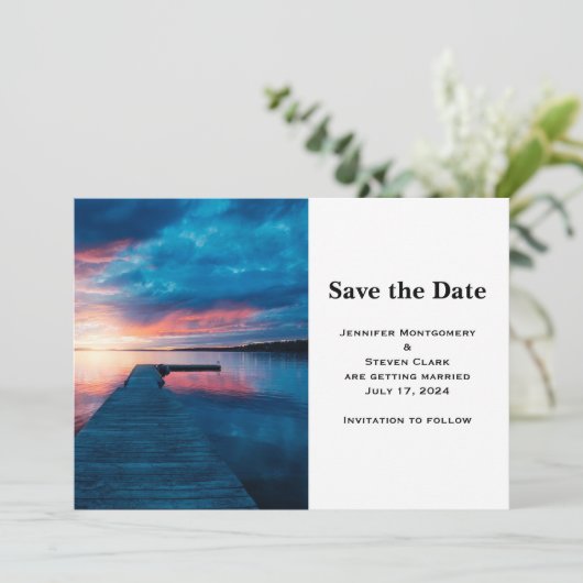 Mooie zonsondergang op een kalme Lake bruiloft Save The Date (Staand voorkant)