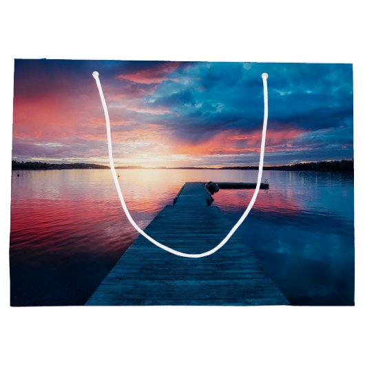 Mooie zonsondergang op een rustig meer groot cadeauzakje (Achterkant)