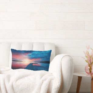 Mooie zonsondergang op een rustig meer kussen