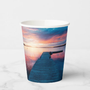 Mooie zonsondergang op een rustig meer papieren bekers