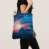 Mooie zonsondergang op een rustig meer tote bag (Dichtbij)