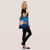 Mooie zonsondergang op een rustig meer tote bag (Op model)